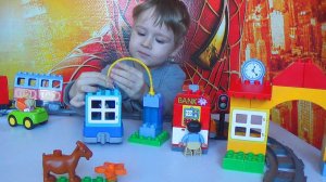 Макс играет в игрушки Лего Дупло - Видео про поезда и машинки для детей канал Max Show for Kids