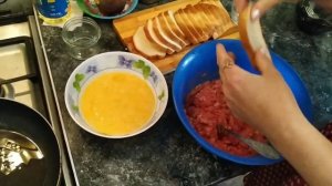 Гренки с фаршем. Очень вкусно и сытно.