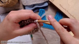 V-образный вырез английской и полупатентной резинкой. Видеоурок Александры Краснобаевой