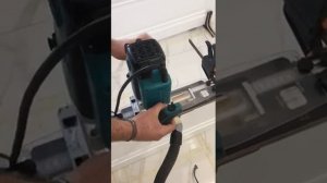 Вырезка дверных замков фрезером с использованием шаблона