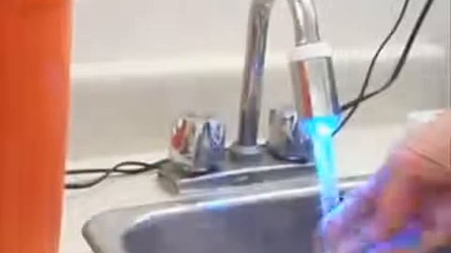 Светодиодная насадка на кран Icolor смотреть онлайн