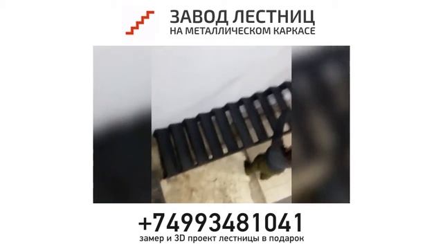 Как 2 монтажника поднимают лестницу весом 500 кг смотреть онлайн