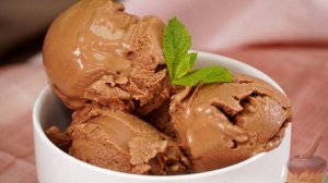 Идеальный вкус домашнего десерта.
МОРОЖЕНОЕ СО СГУЩЁНКОЙ И ШОКОЛАДОМ