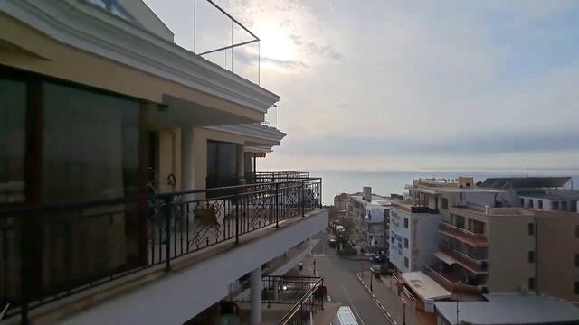 Предлагаем Вашему вниманию просторную многокомнатную квартиру с видом на море в закрытом комплексе. смотреть онлайн