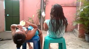 DESAFIO: QUEM BEBE ÁGUA DE CABEÇA  PRA  BAIXO??