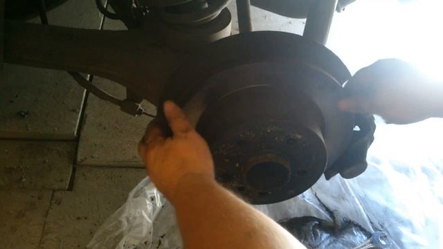 Меняем задние тормозные колодки и диски Oпель Омега A смотреть онлайн