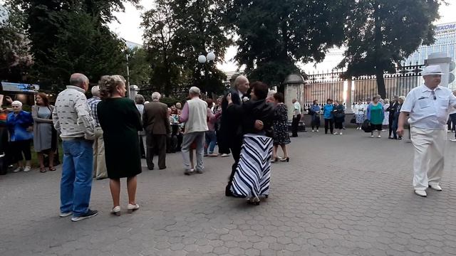 Для тех, кому за... Танцы под гармошку в Гомельском парке смотреть онлайн