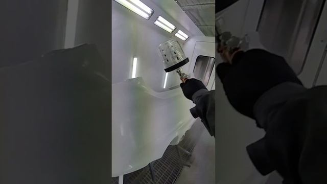 Покраска бампера в белый цвет.