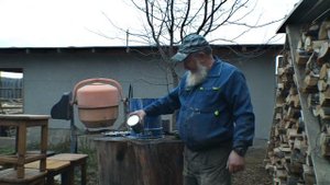 Полезный совет.Как сохранить краску в уже открытой банке.