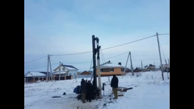 Забивка сваи малогабаритной сваебойной установкой смотреть онлайн