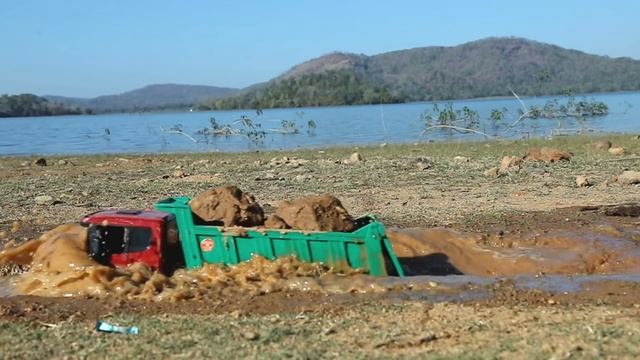 Самосвал MAN застрял в яме смотреть онлайн