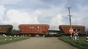 КЛОУНЫ НА ЖД ПЕРЕЕЗДЕ   ОСТОРОЖНО ДЕБИЛЫ ЗА РУЛЁМ