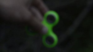 ТРЮКИ СО СПИННЕРОМ ДЛЯ НАЧИНАЮЩИХ | спиннер трюки обучение | FIDGET SPINNER TRICK SHOTS