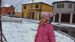 Влог Первый снег в Ставрополе Прогулка на детской площадке с Алисой Видеоблог для детей
