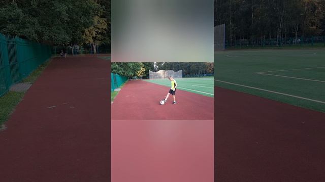 Учится чеканить мяч футболист.