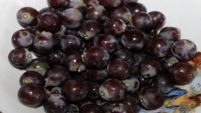 Компот из винограда, смородины и вишни