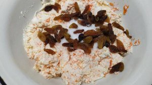 Сырники с морковью и изюмом