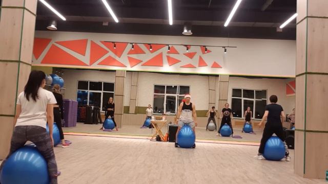 НОВОГОДНИЙ БОЛЬШОЙ МЯЧ смотреть онлайн