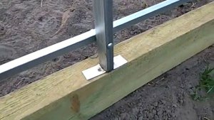 Устанавливаем теплицу на брус, один из способов крепления