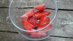 Шампанское с клубникой и мороженым