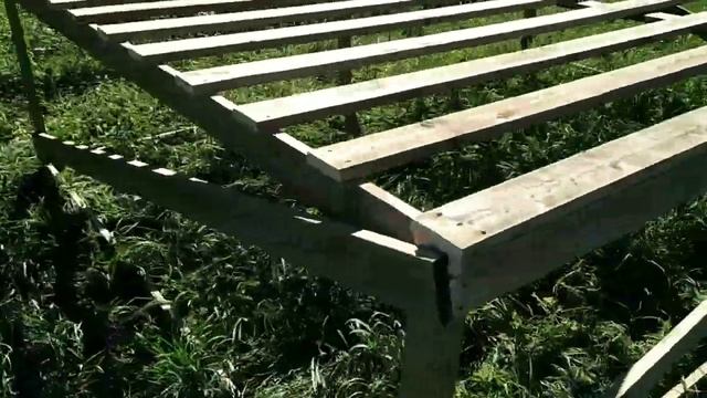 Первый раз в жизни кошу траву серпом. Изготовление стола для работы с железом.