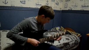 играю на электрогитаре: играю свой металл