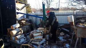 Пружинный дровокол своими руками полезная вещь в хозяйстве.