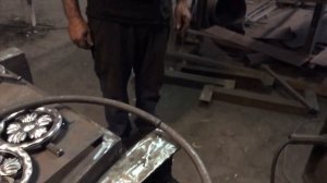 Удобная подставка под сковороду из бороны для открытого огня