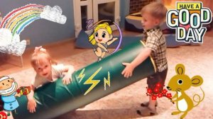 Полина и Матвей играют