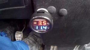 Обзор Вольтметр авто в прикуриватель 12-24V.  + термометр t C