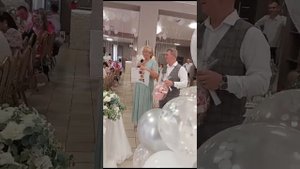 Мама поздравляет дочку в День Свадьбы