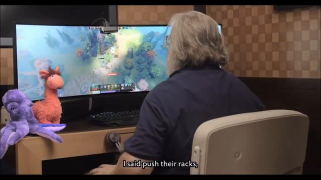 Гейб Ньюэлл со второй попытки разбил игровой монитор смотреть онлайн