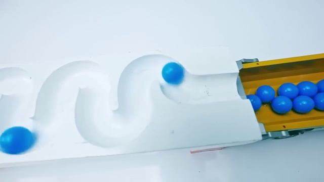 Шарики катаются по лабиринту_видео для детей_2023_84 смотреть онлайн