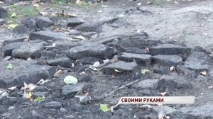 Заволгой жители закрашивают ямы на дорогах белой краской