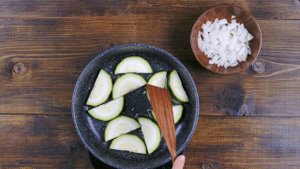 Омлет с цукини, луком и сыром на завтрак. Пышный омлет с овощами и сыром в духовке.