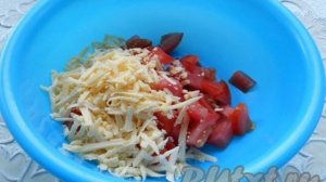 Салат с помидорами, сыром и чесноком