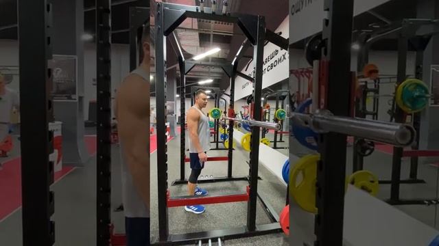 Фронтальные приседания со штангой смотреть онлайн