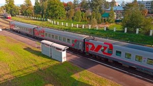 Станция Дно. Тепловозы 2ТЭ25КМ и ТЭП70. Поезд 079Ч - Санкт-Петербург - Калининград.