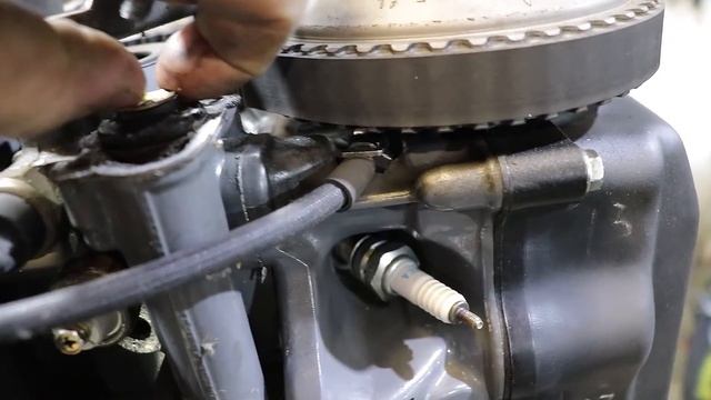 Ремонт лодочного мотора HONDA 50. Вытекает масло из двигателя, вода в редукторе, замена втулок