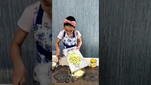 Как легко и быстро приготовить салат из огурцов, яиц и кукурузы. Рецепт от Миланы смотреть онлайн