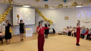 Танец педагогов на выпускном