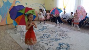 Танец девочек с зонтиками на осеннем утреннике в детском саду