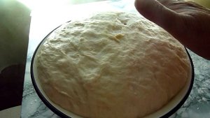 Дрожжевые пирожки с персиками и малиной