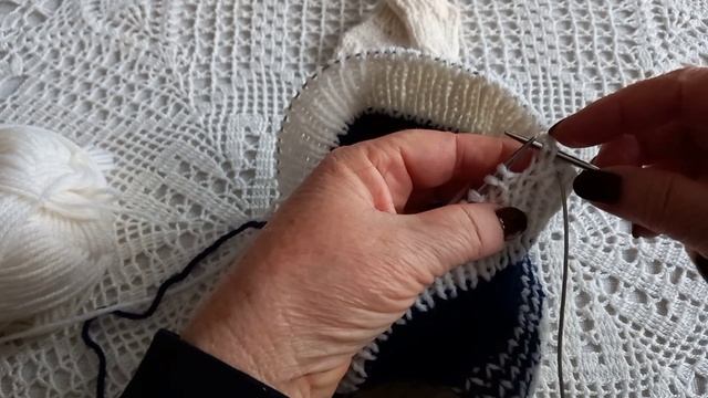 Вязание.Манишка спицами..Универсальная.Мастер класс.