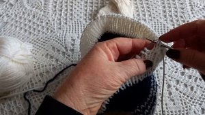 Вязание.Манишка спицами..Универсальная.Мастер класс.