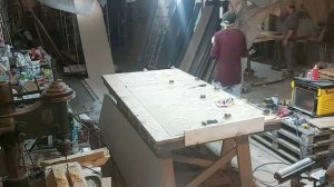 Обработка столешницы из массива ясеня.