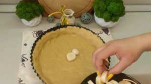 Банановый пирог из песочного теста.