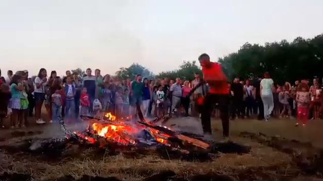 Через костер удалось прыгнуть не всем смотреть онлайн