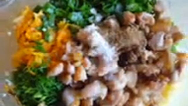 Дрожжевые жареные пирожки с пшеном и окорочком на сковороде