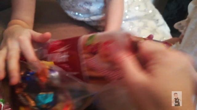 ДЕД МОРОЗ со Снегурочкой пришли ДОМОЙ/Обзор СЛАДКОГО ПОДАРКА смотреть онлайн